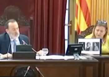 (Video) El presidente del Parlamento balear actúa así contra las fotos de mujeres represaliadas por el franquismo