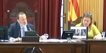 (Video) El presidente del Parlamento balear actúa así contra las fotos de mujeres represaliadas por el franquismo