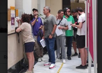 Vecinos de Cádiz acuden a pedir explicaciones al Alcalde ante el cierre de un Comedor solidario