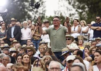 Mitin del PP en Valencia. Desde el público se grita al orador: ¡En castellano, que no lo entendemos!