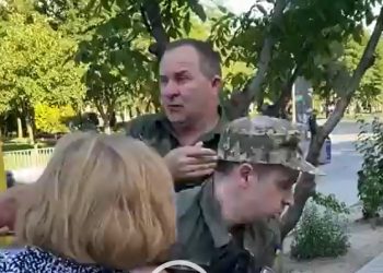 UCRANIA. Imágenes de la captura de personas en plena calle por parte del ejército para llevarlas a la guerra