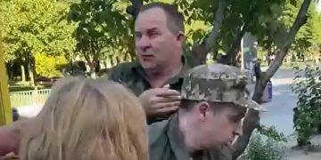 UCRANIA. Imágenes de la captura de personas en plena calle por parte del ejército para llevarlas a la guerra