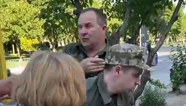 UCRANIA. Imágenes de la captura de personas en plena calle por parte del ejército para llevarlas a la guerra