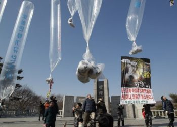 RPDC. Ahora sí Corea del Norte podría rendirse: Corea del Sur les envía folletos y USB con culebrones