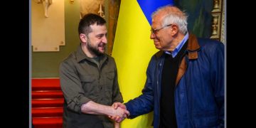 El neonazi-jardinero (PSOE) contento de ayudar al neonazi de Kiev con dinero robado a Rusia (vídeo)