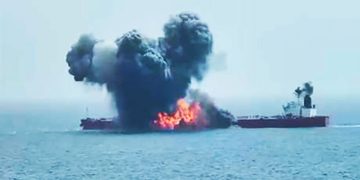 YEMEN. Ataque hutí con dron marítimo provoca la explosión de petrolero en el mar Rojo (+ vídeo)