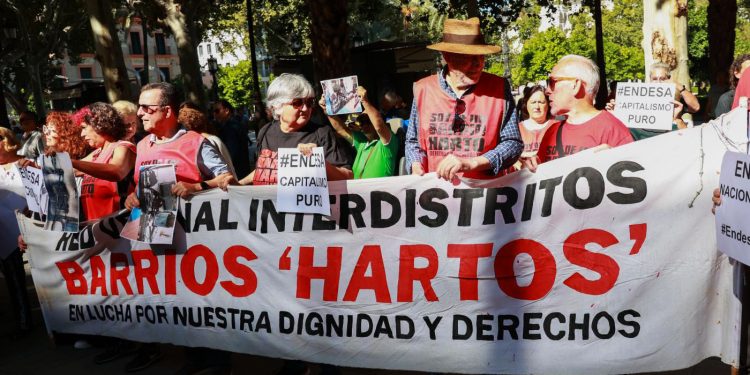 Barrios Hartos de Sevilla ha estado frente al Parlamento andaluz para decir esto (vídeo)