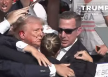 Trump es sacado de un mitin electoral, con una oreja ensangrentada tras escucharse disparos