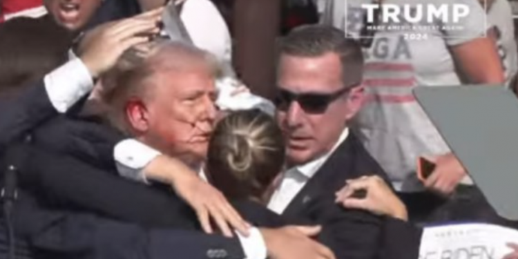 Trump es sacado de un mitin electoral, con una oreja ensangrentada tras escucharse disparos