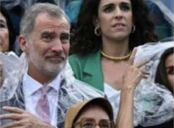 Momento culmen: ¿el Borbón observando el futuro?