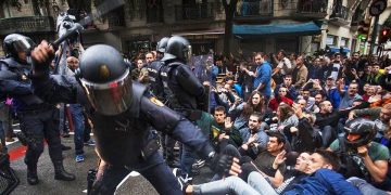 Como se preveía, 46 policías investigados por las agresiones del 1-O también han sido amnistiados