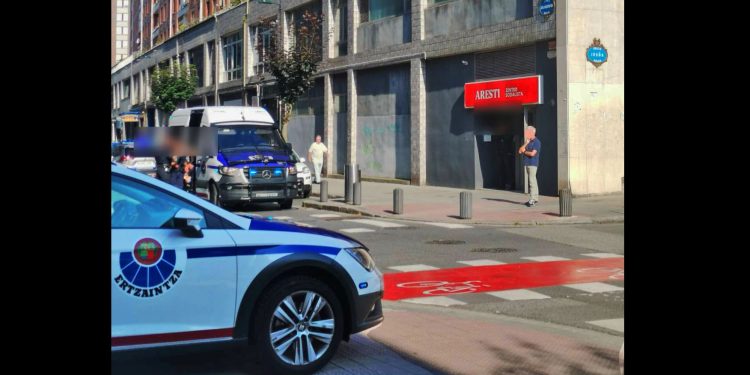 El Centro Socialista Aresti de Bilbao ha sido desalojado por la policía