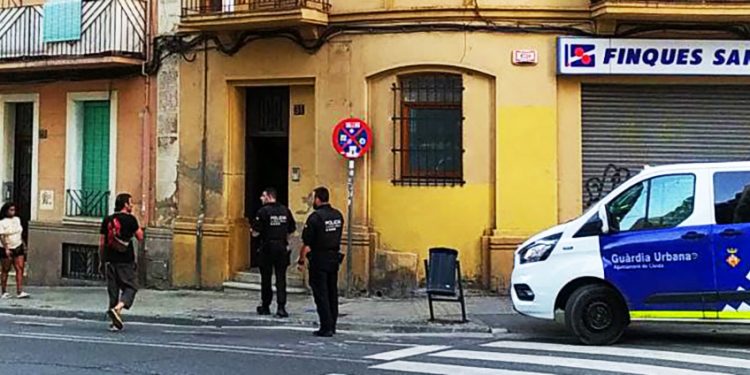 Intentaban parar un desahucio: La Guardia Urbana de Lleida detuvo a dos militantes de la PAH