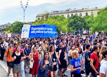 Miles de personas se manifestaron en Barcelona contra la masificación del turismo