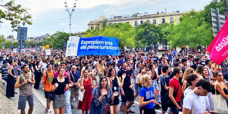Miles de personas se manifestaron en Barcelona contra la masificación del turismo