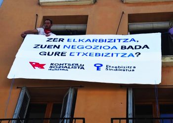 El Sindicato Socialista de Vivienda se marca una jota reivindicativa al paso de San Fermín (vídeo)