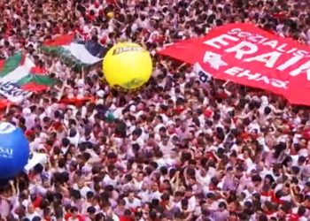 La consigna “Sozialismoa Eraiki” del MS presente en el chupinazo de los sanfermines
