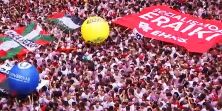 La consigna “Sozialismoa Eraiki” del MS presente en el chupinazo de los sanfermines