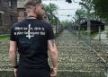 POLONIA. Un soldado nazi ucraniano visita Auschwitz con una frase de Hitler en su camiseta