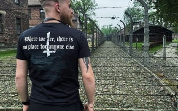 POLONIA. Un soldado nazi ucraniano visita Auschwitz con una frase de Hitler en su camiseta