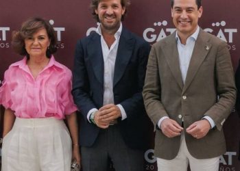 PSOE y PP unidos en la inauguración del nuevo negocio de un personaje siniestro