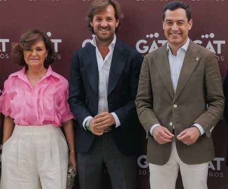 PSOE y PP unidos en la inauguración del nuevo negocio de un personaje siniestro