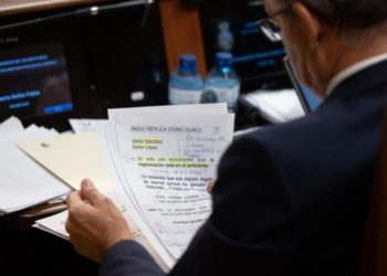 Una foto que descubre los papeles del diputado Feijóo