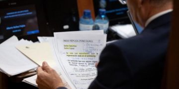 Una foto que descubre los papeles del diputado Feijóo