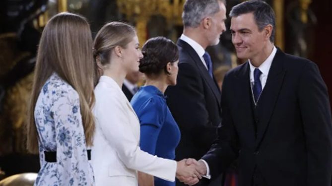 El gobierno (PSOE+Sumar) otorga galones a la Borbón heredera en su enésimo acatamiento a la monarquía