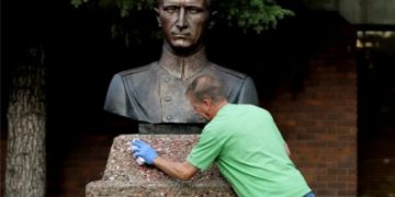 UCRANIA. Homenajes al criminal de guerra nazi Roman Shukhevych