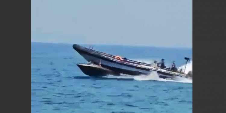 Salvaje actuación de la Guardia Civil: su lancha pasó por encima de una embarcación de migrantes
