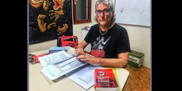 Klaus Armbruster: “Hoy el fascismo […] viene con traje y corbata. Y es más peligroso”