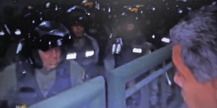 VENEZUELA. Imperdible: Maduro conversando en la calle con combatientes de la GNB (vídeo)