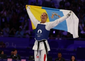 Una deportista celebra su medalla de oro para Hungría con la bandera canaria