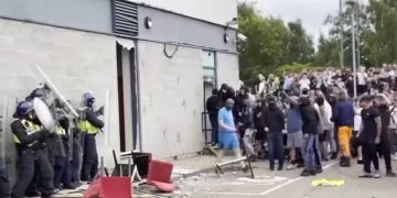 REINO UNIDO. Es lícito hablar ya de revuelta fascista en varias ciudades