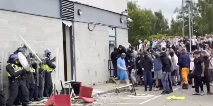 REINO UNIDO. Es lícito hablar ya de revuelta fascista en varias ciudades