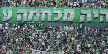 Sepa lo que dice esta pancarta que apareció entre los aficionados al Macabi Haifa de Israel