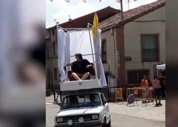 Políticos consumidores de alegrías: El Alcalde «socialista» de Soria monta un «papa-móvil»