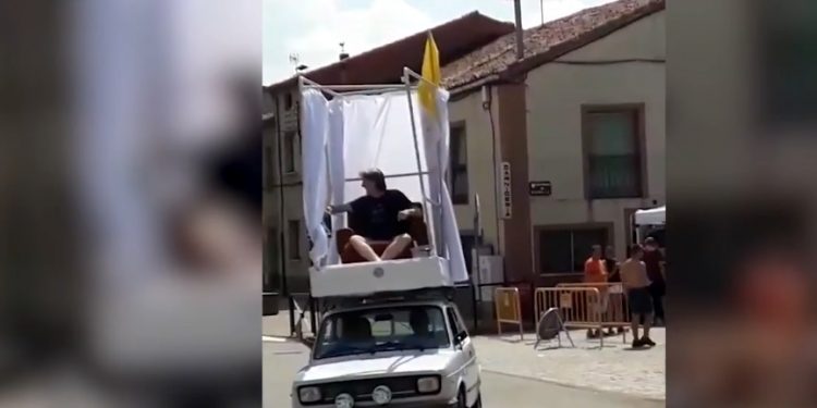 Políticos consumidores de alegrías: El Alcalde «socialista» de Soria monta un «papa-móvil»