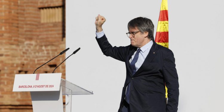 CATALUNYA. Llegada de Puigdemont al Parlament: habló a sus seguidores y desapareció