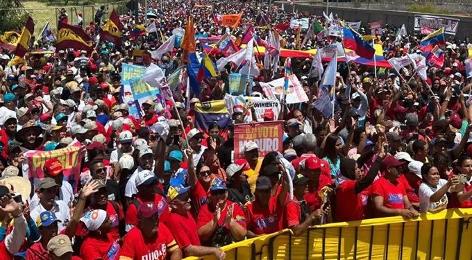 La izquierda venezolana inunda las calles en apoyo al gobierno (las imágenes prohibidas en «nuestras democracias»)