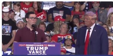 EE.UU. Trump hace subir al estrado de un mitin a un venezolano para que hable del comunismo