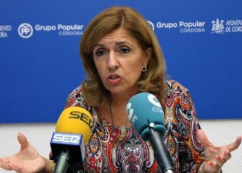 “Llevo 12 meses esperando los resultados de una biopsia» le recuerda un paciente a la cuñada de Aznar