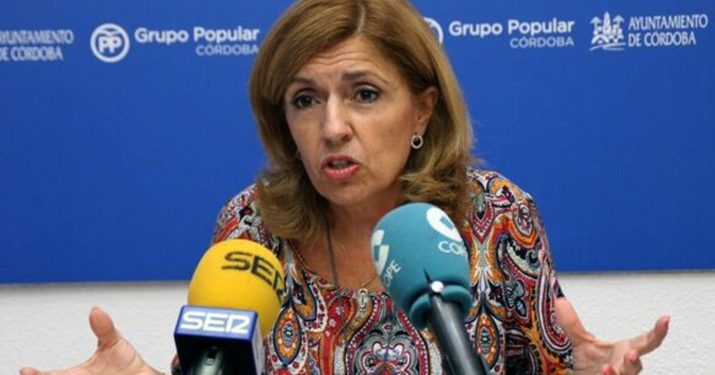 “Llevo 12 meses esperando los resultados de una biopsia» le recuerda un paciente a la cuñada de Aznar