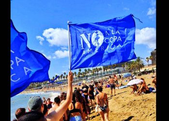 Concentración en Barcelona contra la Copa América, pese a que la policía intentó impedirla