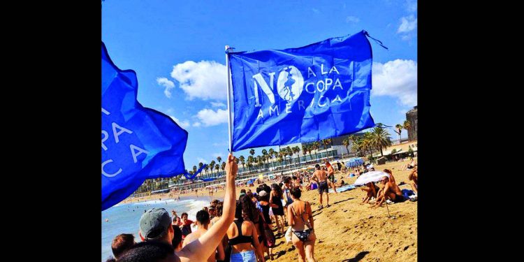 Concentración en Barcelona contra la Copa América, pese a que la policía intentó impedirla