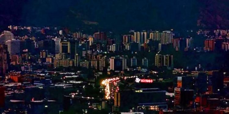 SERGIO RODRÍGUEZ GELFENSTEIN. Conversando con mi hijo en medio del apagón