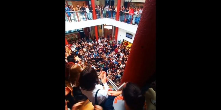 Estudiantes de Leioa han tomado la facultad para exigir la expulsión de un profesor fascista