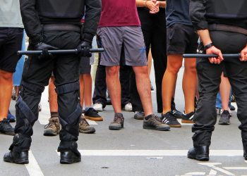 Es en Argentina, pero puede ser un mensaje para todas las policías del mundo capitalista