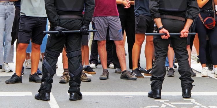 Es en Argentina, pero puede ser un mensaje para todas las policías del mundo capitalista